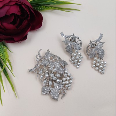 Glamorous Leafy Style with Pearl Locket Set 